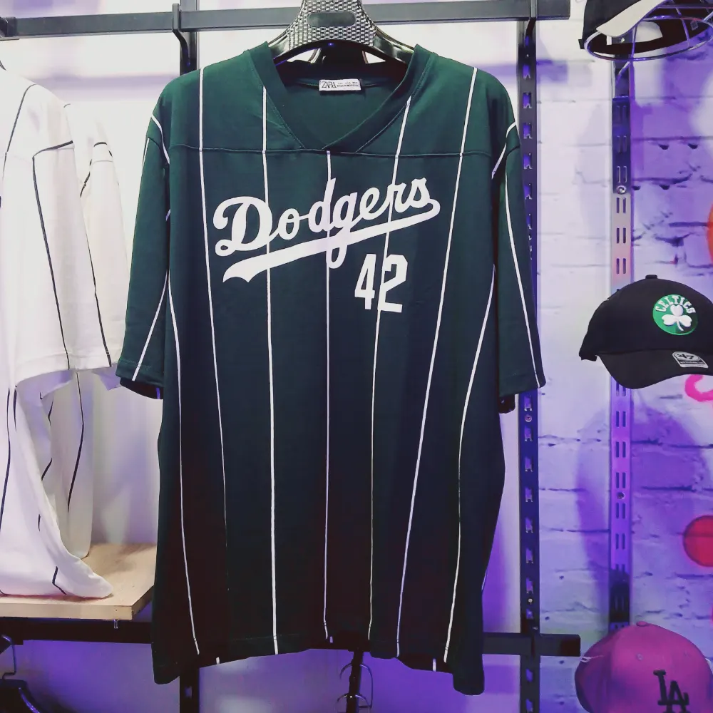 تيشيرت زارا رجالي بأسلوب البيسبول أخضر غامق مقلم Dodgers