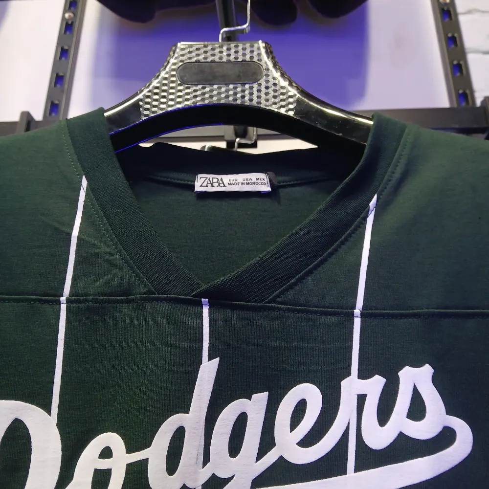 تيشيرت زارا رجالي بأسلوب البيسبول أخضر غامق مقلم Dodgers