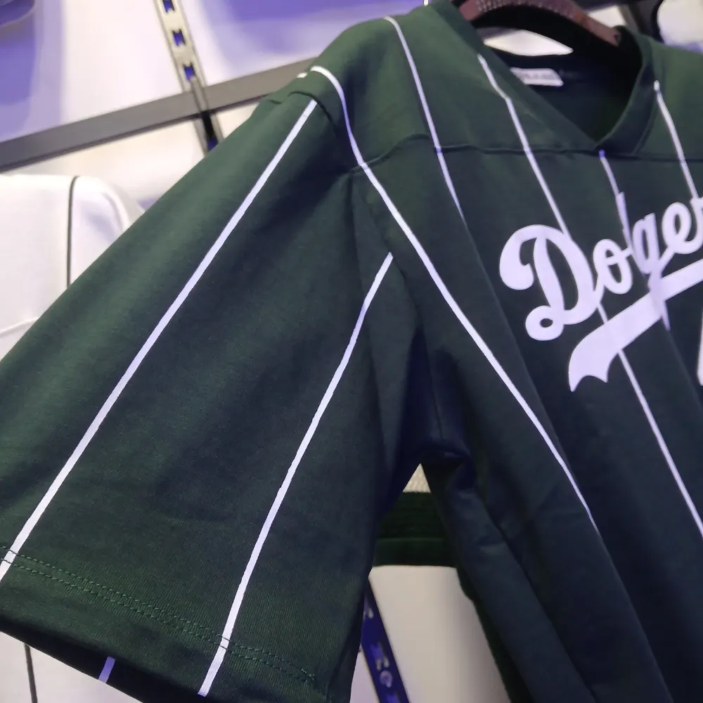 تيشيرت زارا رجالي بأسلوب البيسبول أخضر غامق مقلم Dodgers