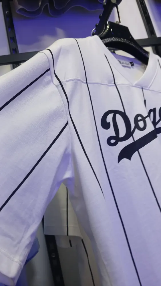 تيشيرت بيسبول أبيض مخطط بياقة V وطبعة Dodgers 42